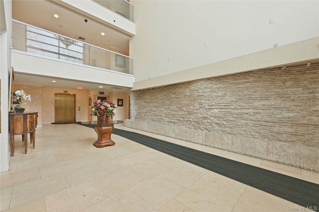 Condo in Great Neck, New York, United States 2 - 18394111