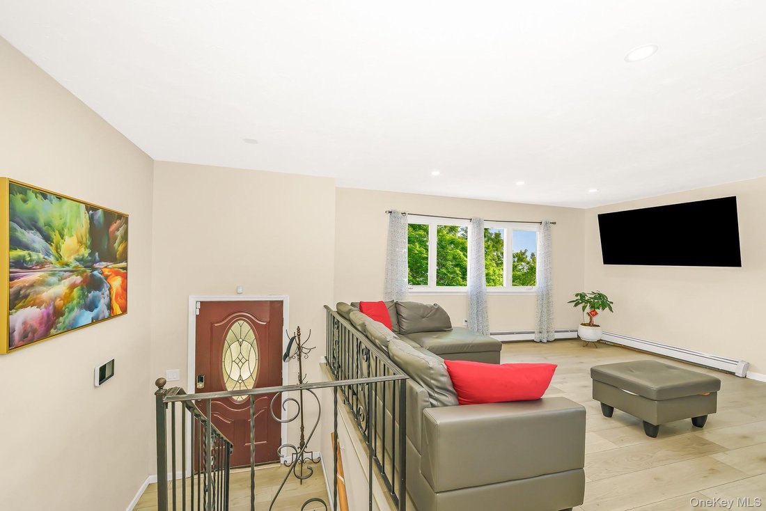 House in West Babylon, New York, United States 5 - 18396642