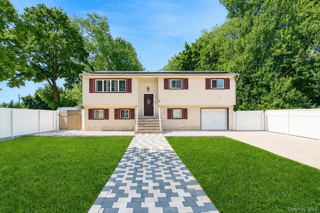 House in West Babylon, New York, United States 1 - 18396642