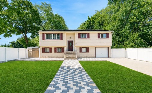 House in West Babylon, New York, United States 1