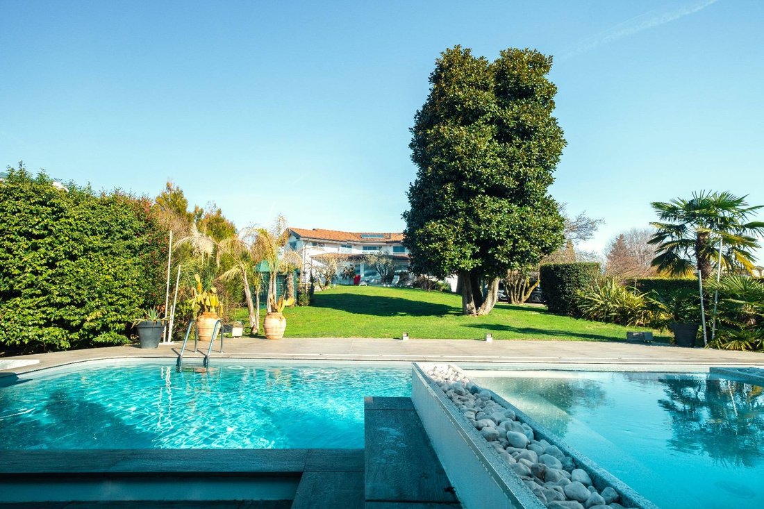 Villa in Capiago Intimiano, Lombardei, Italien 1 - 18341698