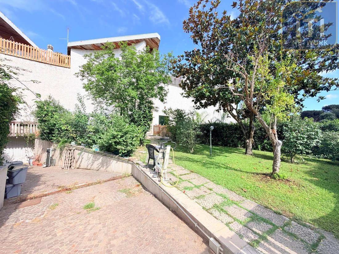 Villa in Infernetto, Rome, Lazio 2 - 18397623