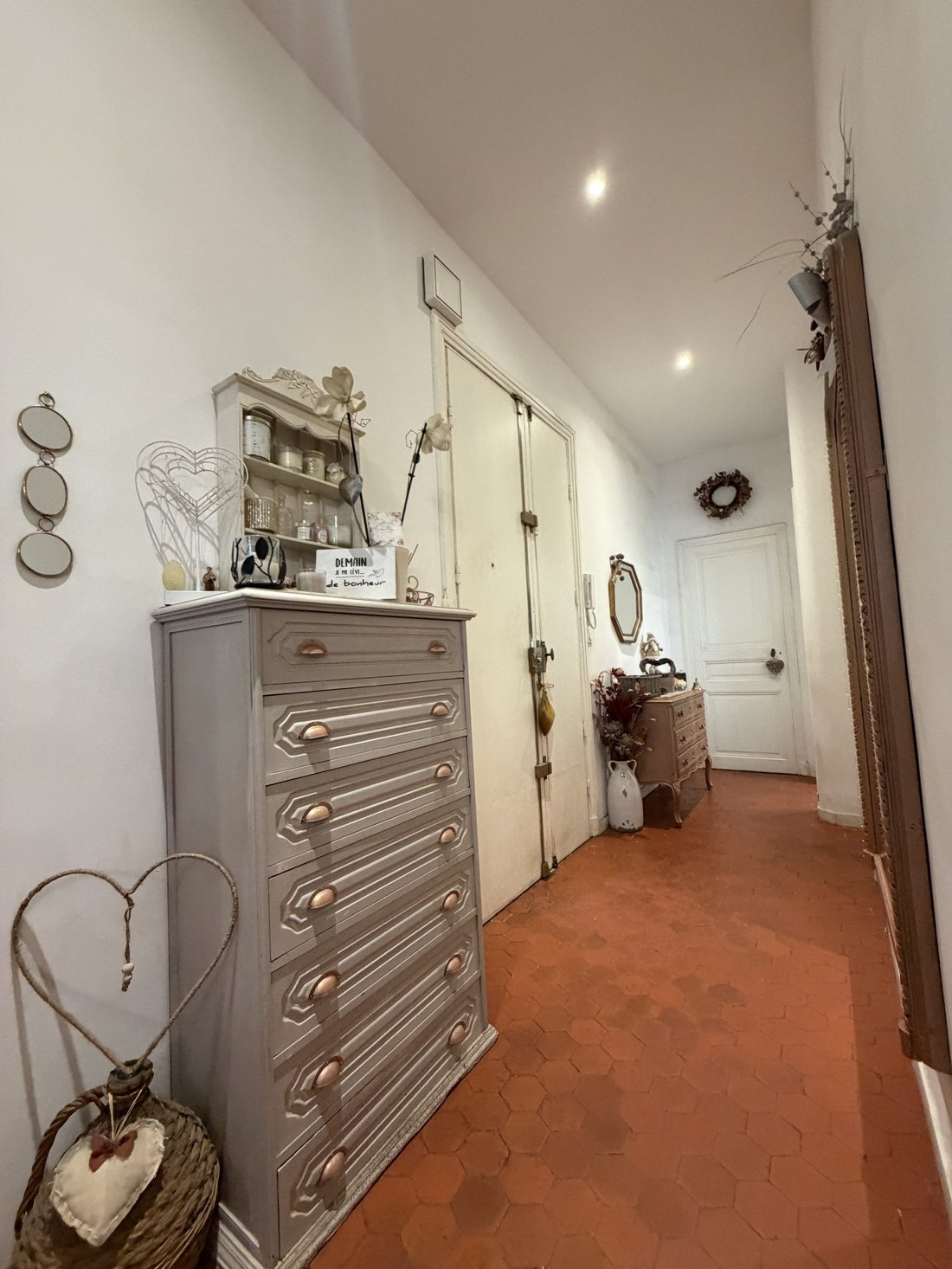 Apartment in Cinq Avenues, 4e Arrondissement, Marseille 4 - 18398116