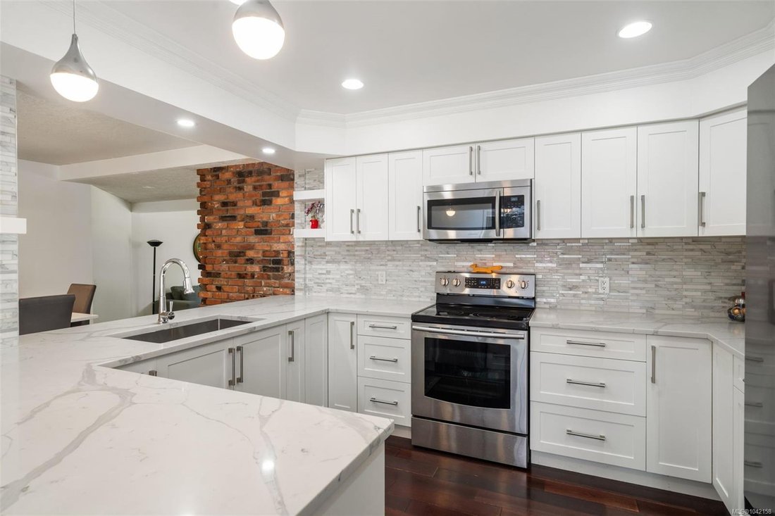 House in Saanich, British Columbia, Canada 3 - 18397825
