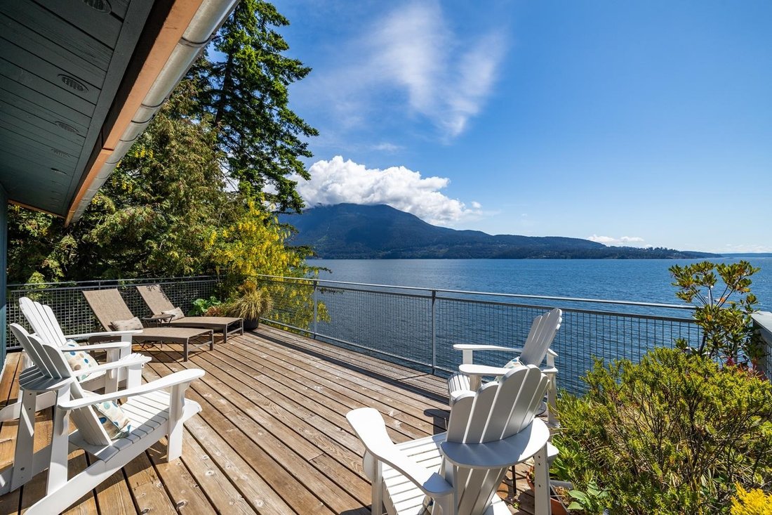 House in Bowen Island, British Columbia, Canada 1 - 18397808