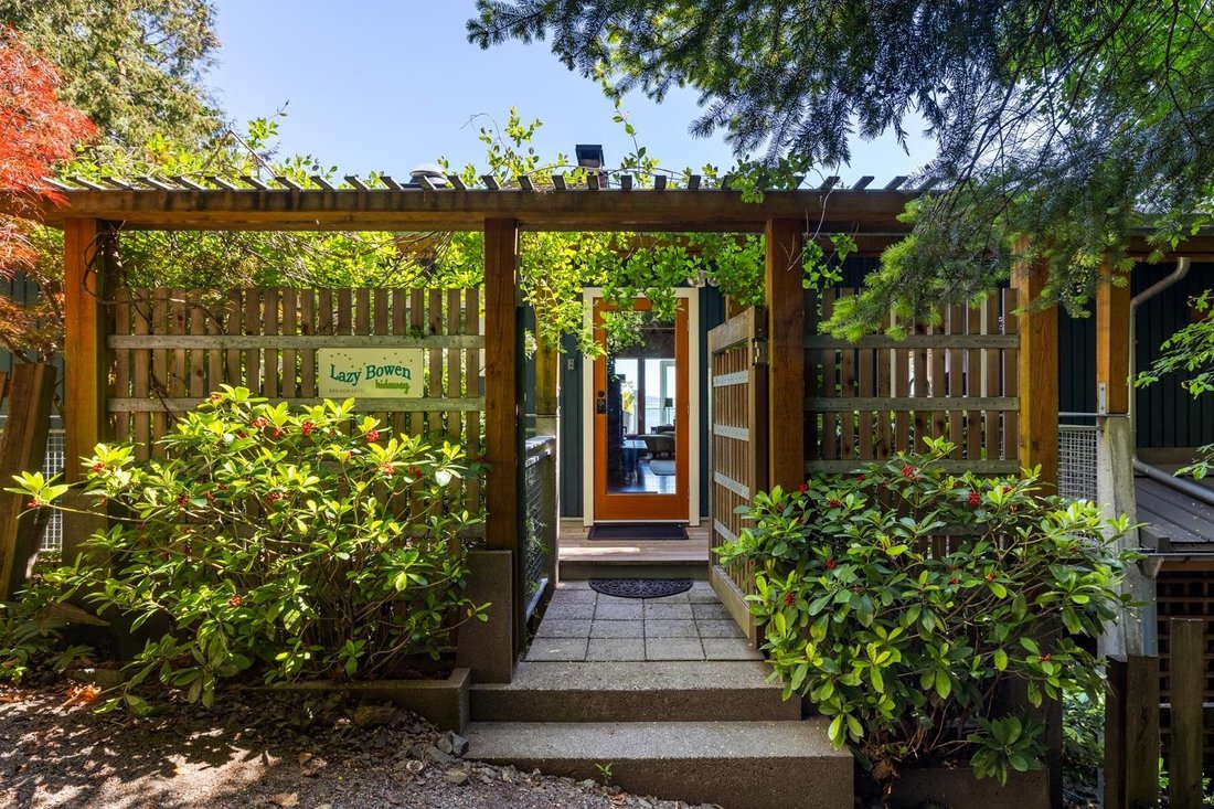 House in Bowen Island, British Columbia, Canada 2 - 18397808