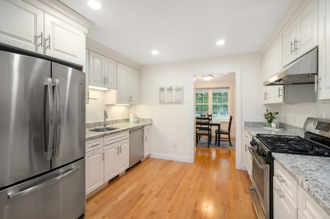 Condo in Newton, Massachusetts, United States 5 - 18400021