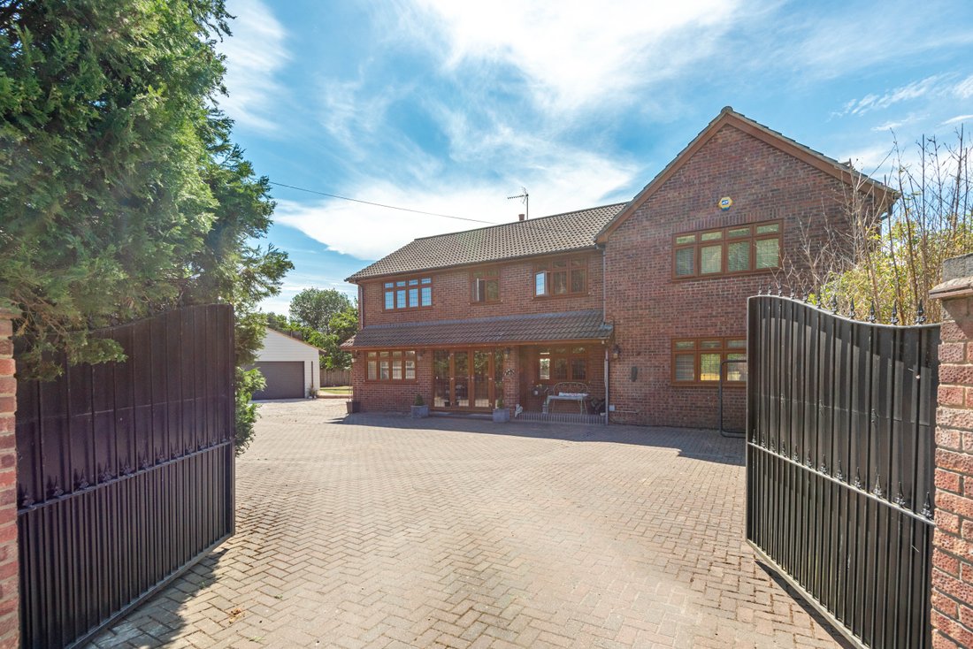 House in Crooked Mile, Nazeing, England 3 - 18399587