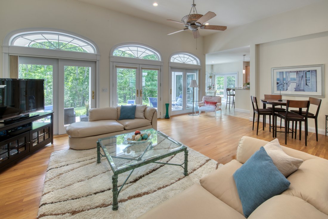 Hampton Bays, New York, United States 2 - 18400013