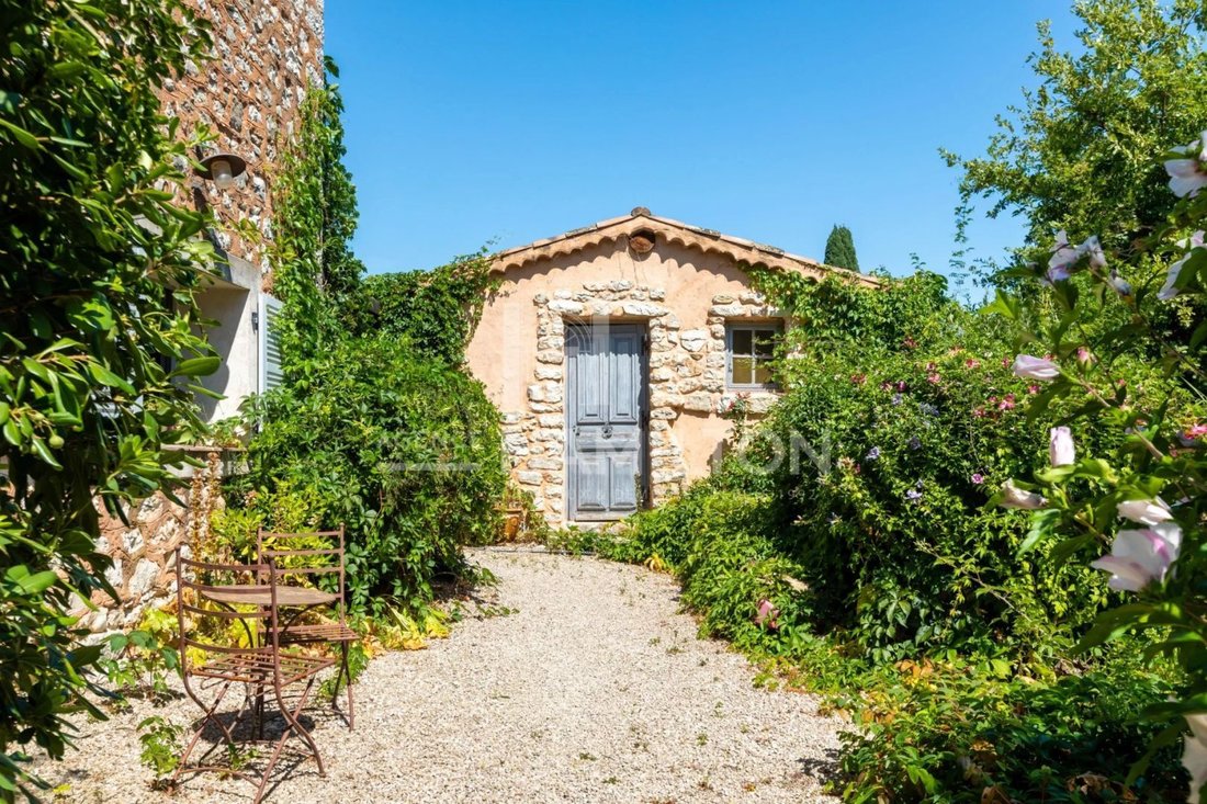 Villa in Nord, Roquefort-les-Pins, France 2 - 18400802