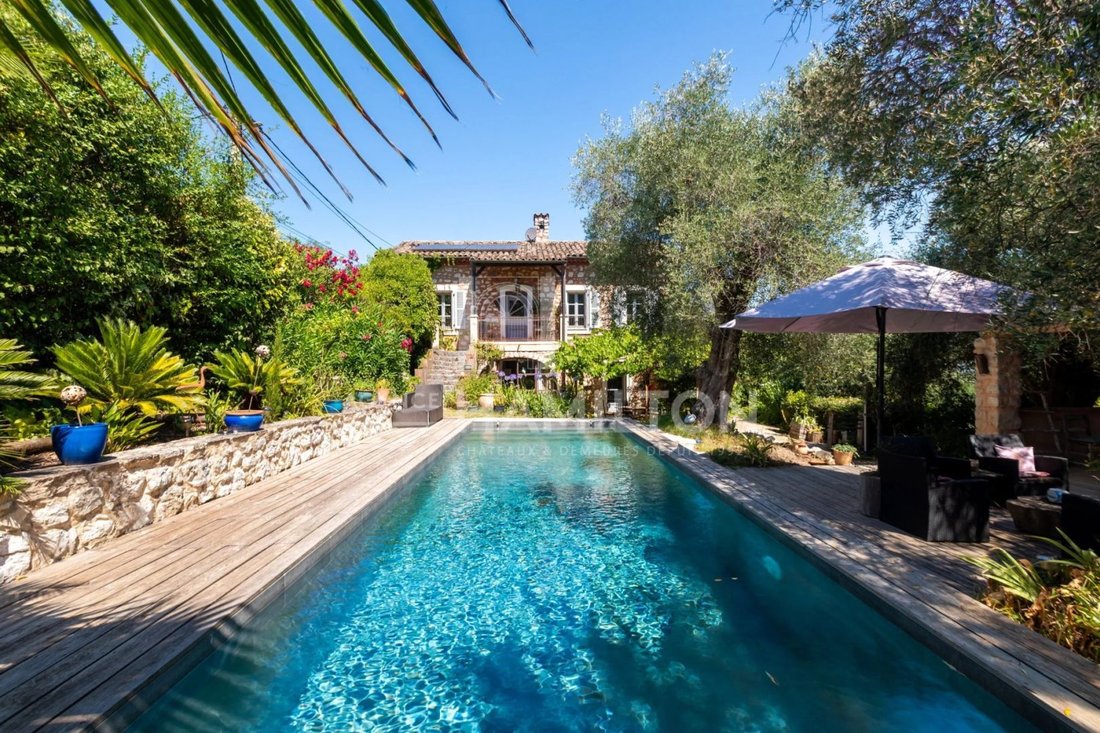 Villa in Nord, Roquefort-les-Pins, France 2 - 18400802