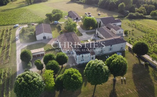 Farm Ranch in Sainte-Foy-la-Grande, Nouvelle-Aquitaine, France 1