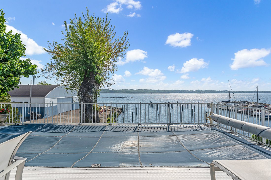 Cranston, Rhode Island, United States 3 - 18402472