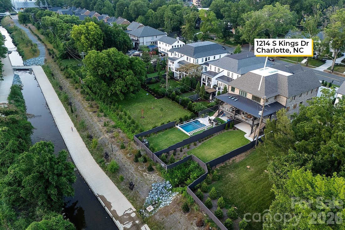Condo in Charlotte, North Carolina, United States 1 - 18402468