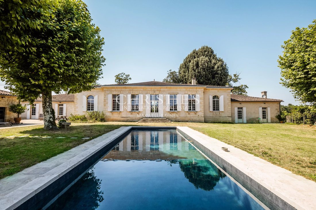 Estate in Podensac, Nouvelle-Aquitaine, France 1 - 18405023