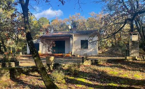 Villa in Saint-Saturnin-lès-Apt, Provence-Alpes-Côte d'Azur, France 1
