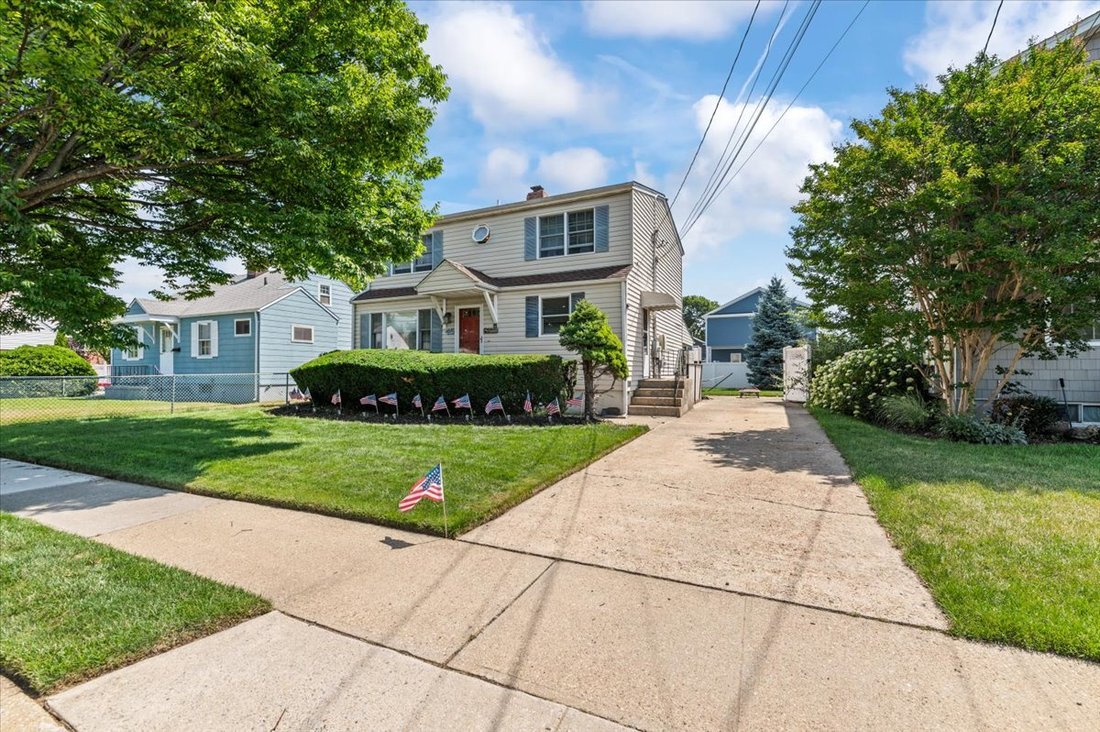 House in Bethpage, New York, United States 3 - 18406130