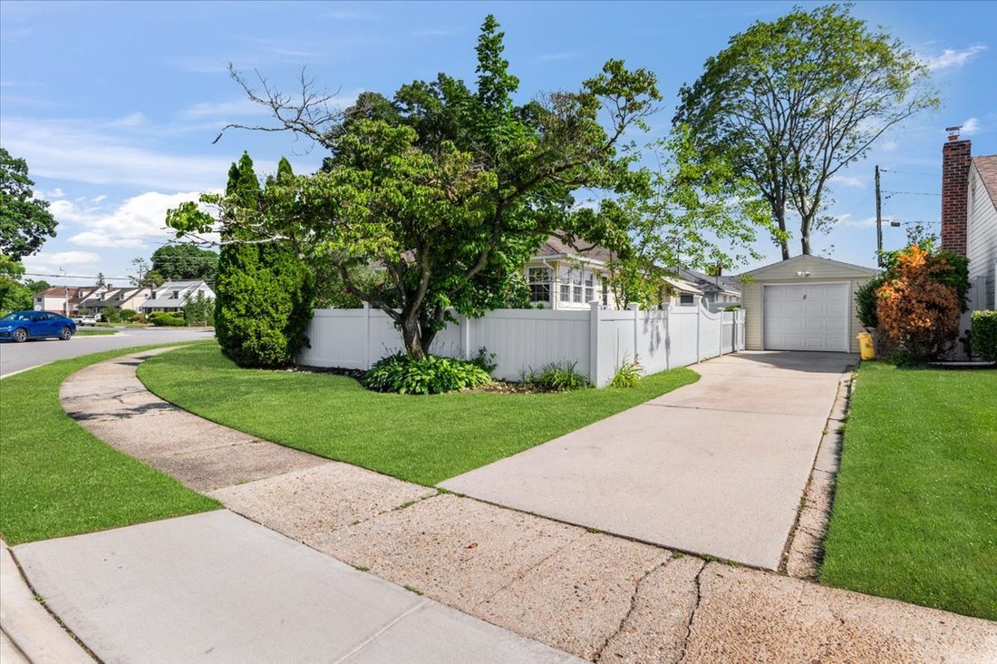 House in Bethpage, New York, United States 3 - 18402644