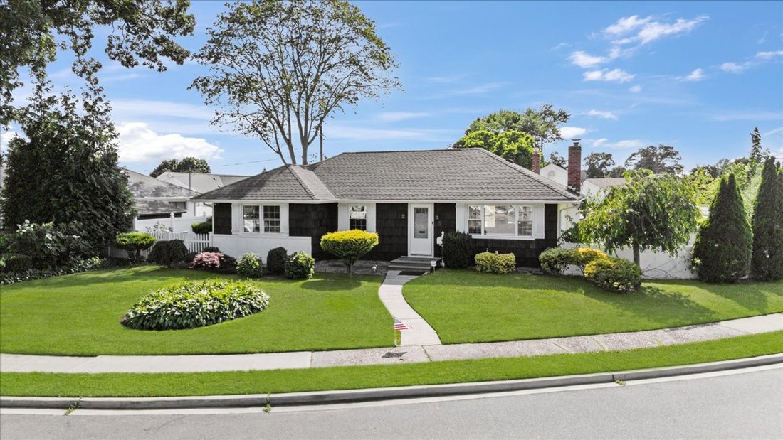 House in Bethpage, New York, United States 1 - 18402644