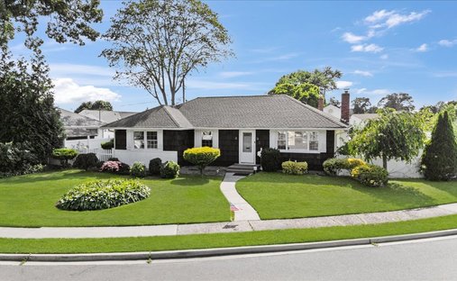 House in Bethpage, New York, United States 1