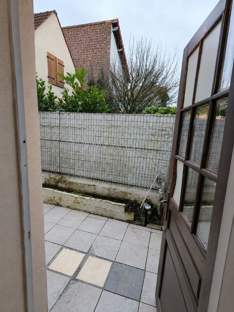 Villa in Jouy-le-Moutier, Ile-de-France, France 1 - 18405754