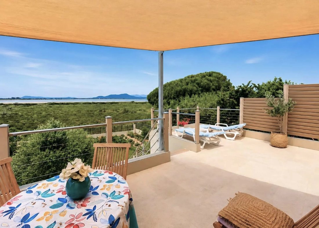 Villa in Hyeres, Provence-Alpes-Côte d'Azur, France 1 - 18404747