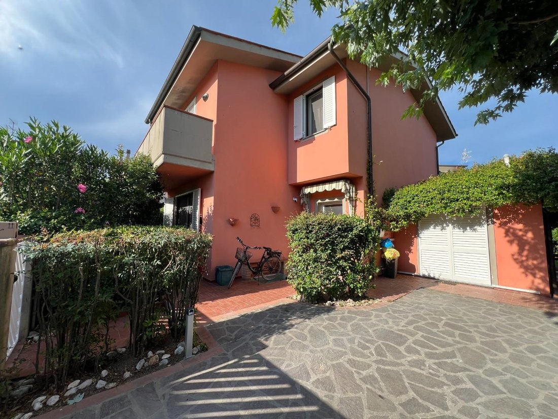 Villa in Borgo a Mozzano, Tuscany, Italy 1 - 18402870