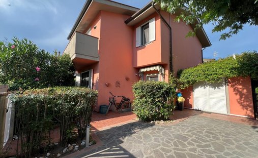 Villa in Borgo a Mozzano, Tuscany, Italy 1