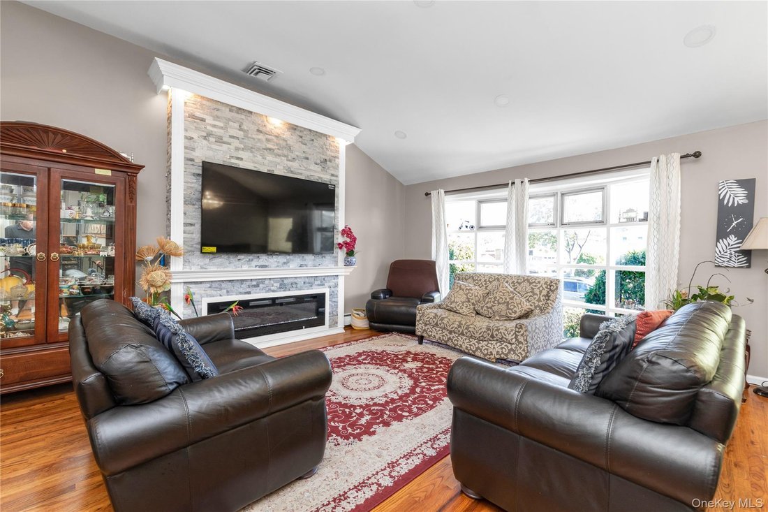 House in East Meadow, New York, United States 3 - 18402795