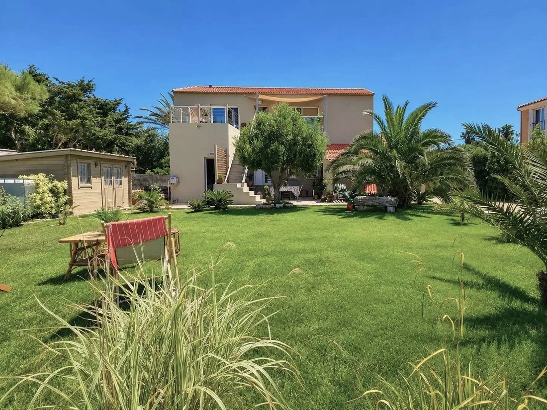Villa in Hyeres, Provence-Alpes-Côte d'Azur, France 5 - 18404747