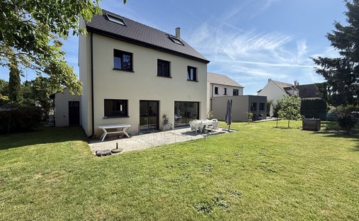 House in Montfort-l'Amaury, Ile-de-France, France 1