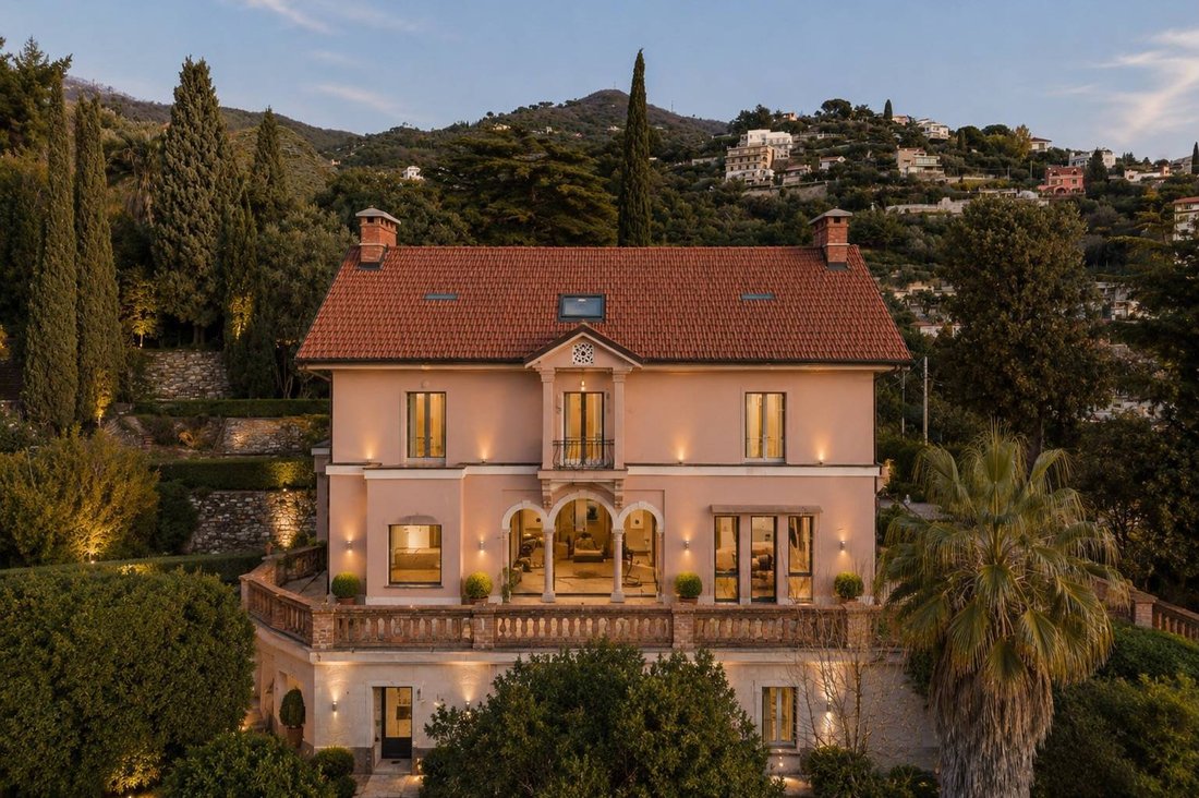 Villa in Central Hill, Alassio, Liguria 1 - 18410269
