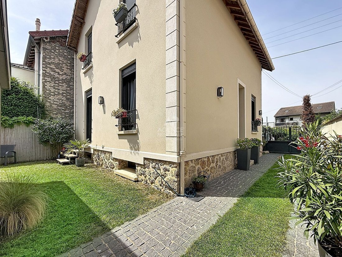 House in Chatou, Ile-de-France, France 1 - 18407451