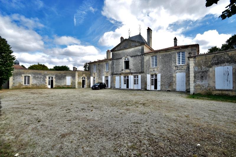 Villa in Sud, Saint-Jean-d'Angély, France 4 - 18405924