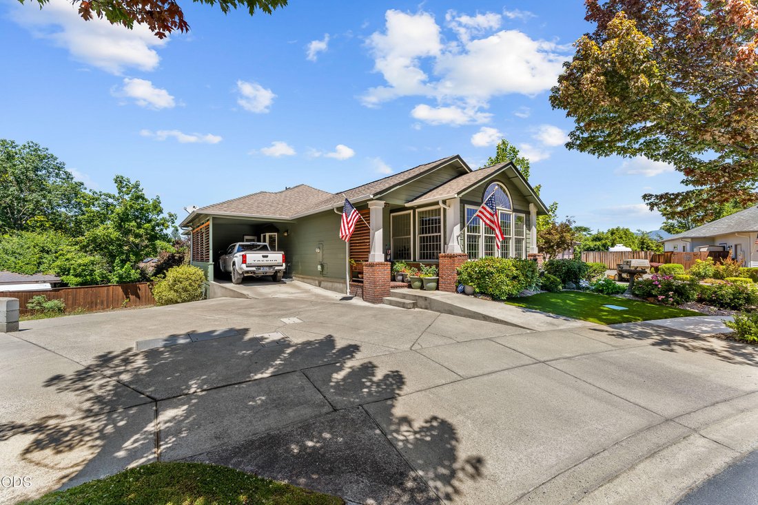House in Grants Pass, Oregon, United States 3 - 18416280
