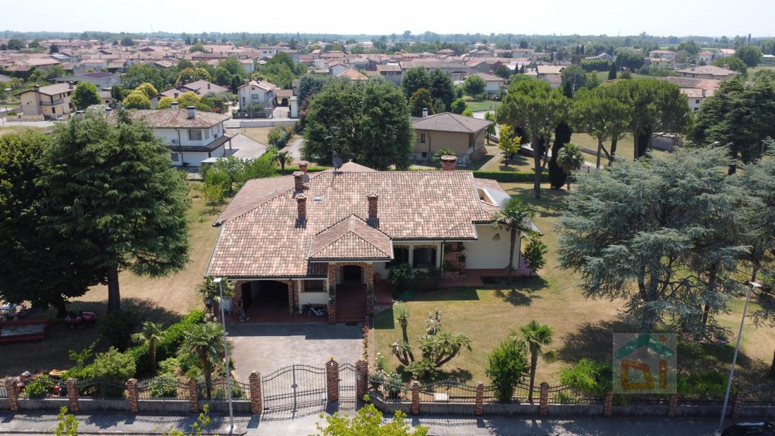 Villa in Castions di Strada / Cjasteons di Strade, Friuli – Venezia Giulia, Italy 1 - 18409962
