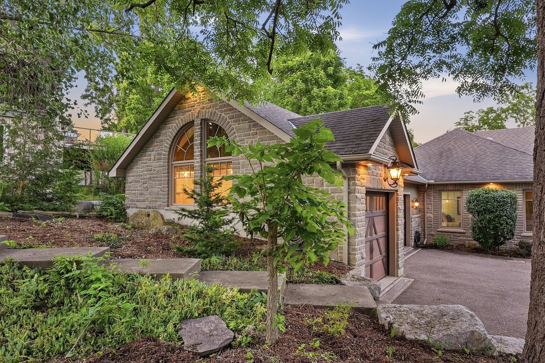 House in Cambridge, Ontario, Canada 3 - 18405133