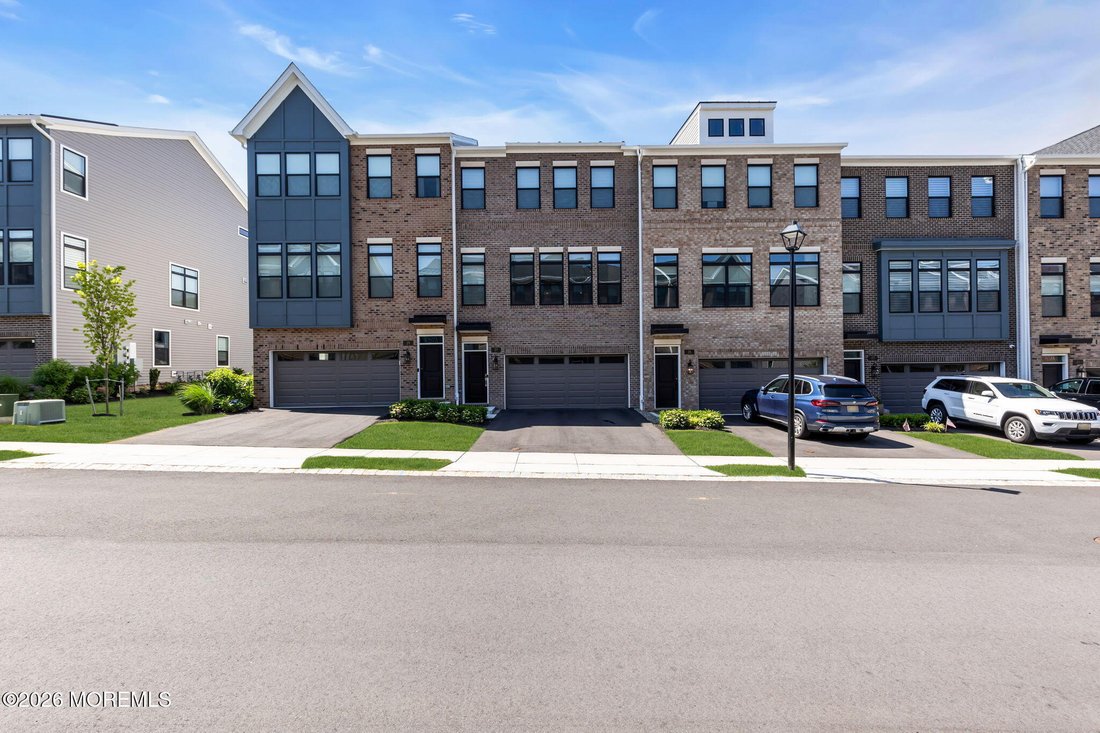 Condo in North Middletown, New Jersey, United States 3 - 18411370