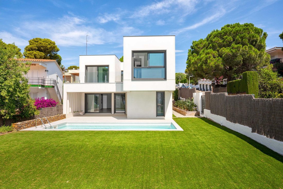 Villa in Llanca, Catalonia, Spain 3 - 18403104