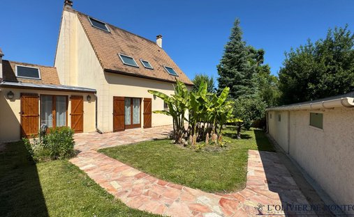 House in Le Tremblay-sur-Mauldre, Ile-de-France, France 1