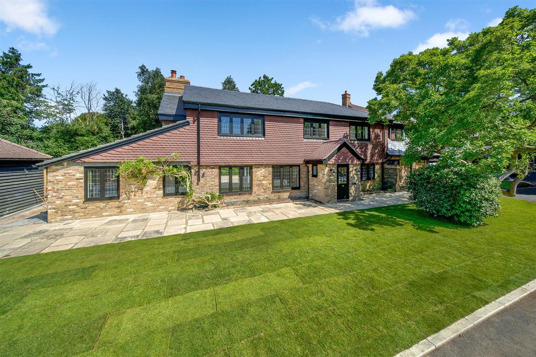 House in Effingham, England 1 - 18345365