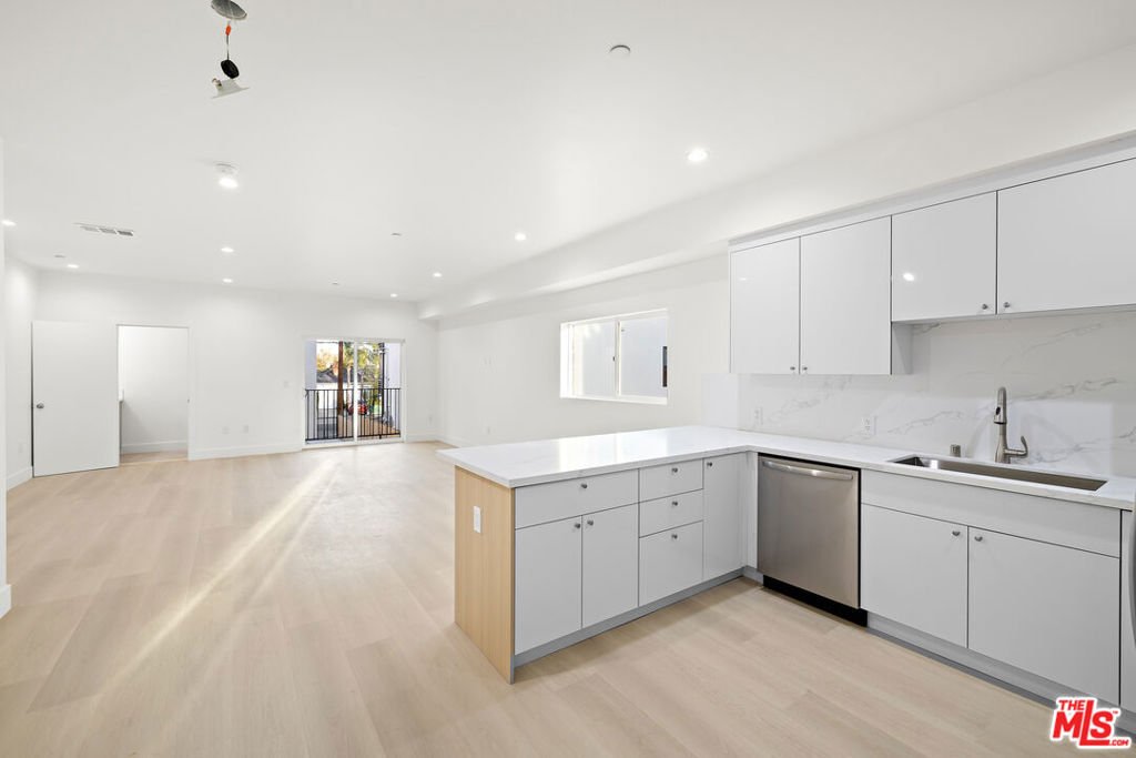 Los Angeles, California, United States 5 - 18407732