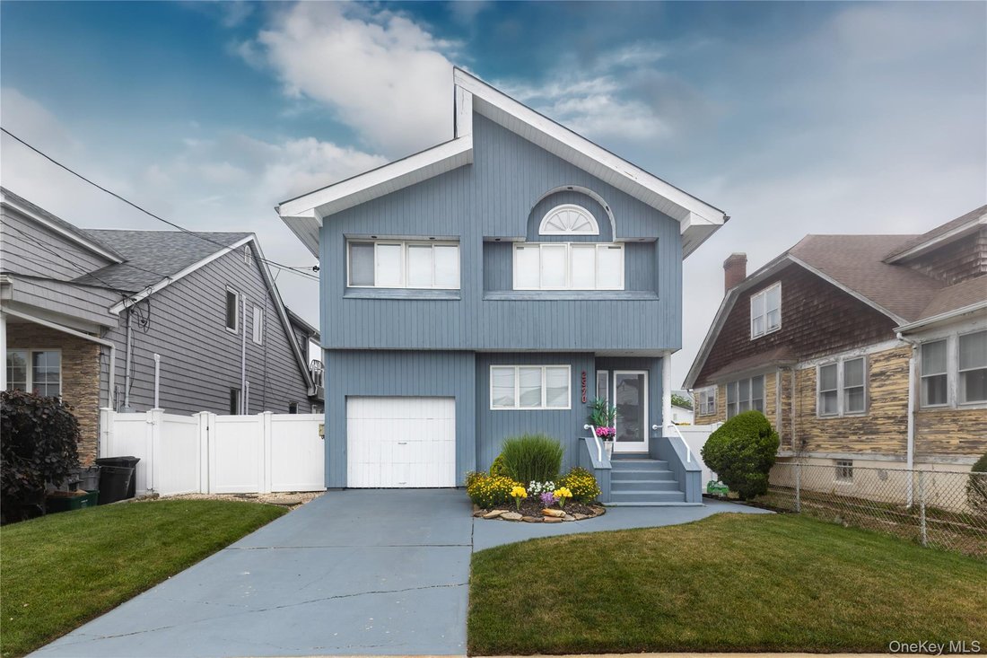 House in Wantagh, New York, United States 1 - 18406935