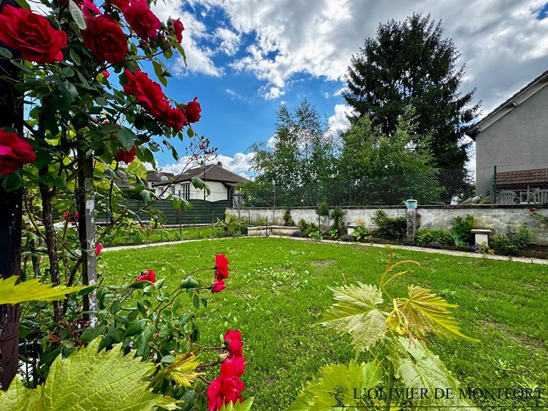 House in Montfort-l'Amaury, Ile-de-France, France 3 - 18407552
