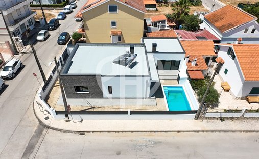 House in Quinta do Conde, Setubal, Portugal 1