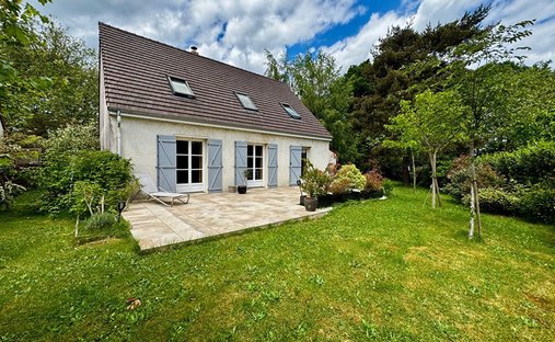House in Montfort-l'Amaury, Ile-de-France, France 1