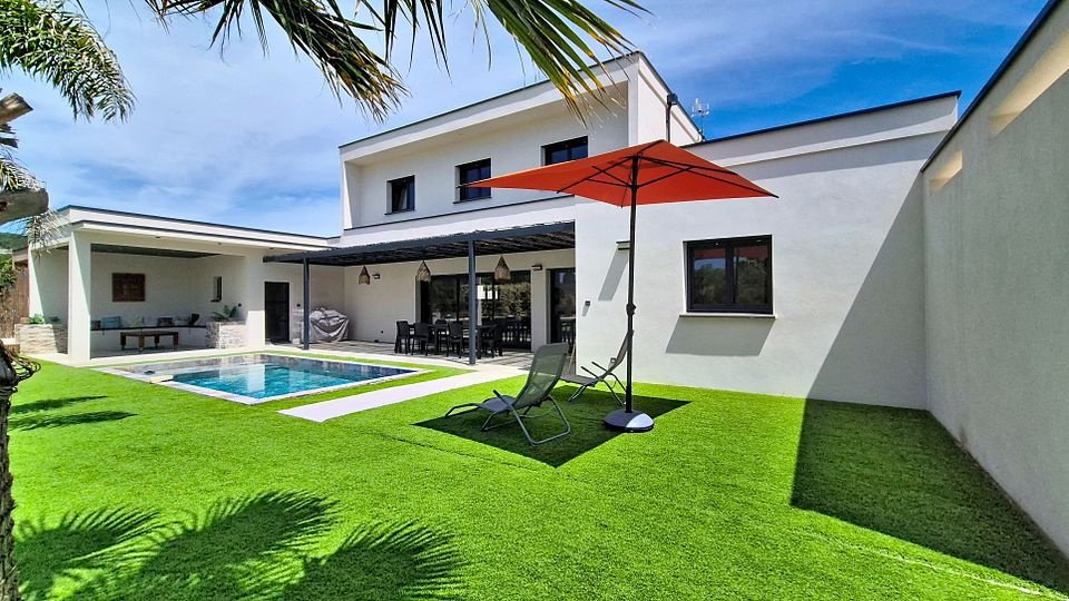 Villa in Clarensac, Occitania, France 4 - 18403952