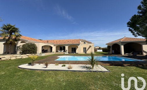 House in Nord, Buxerolles, France 1