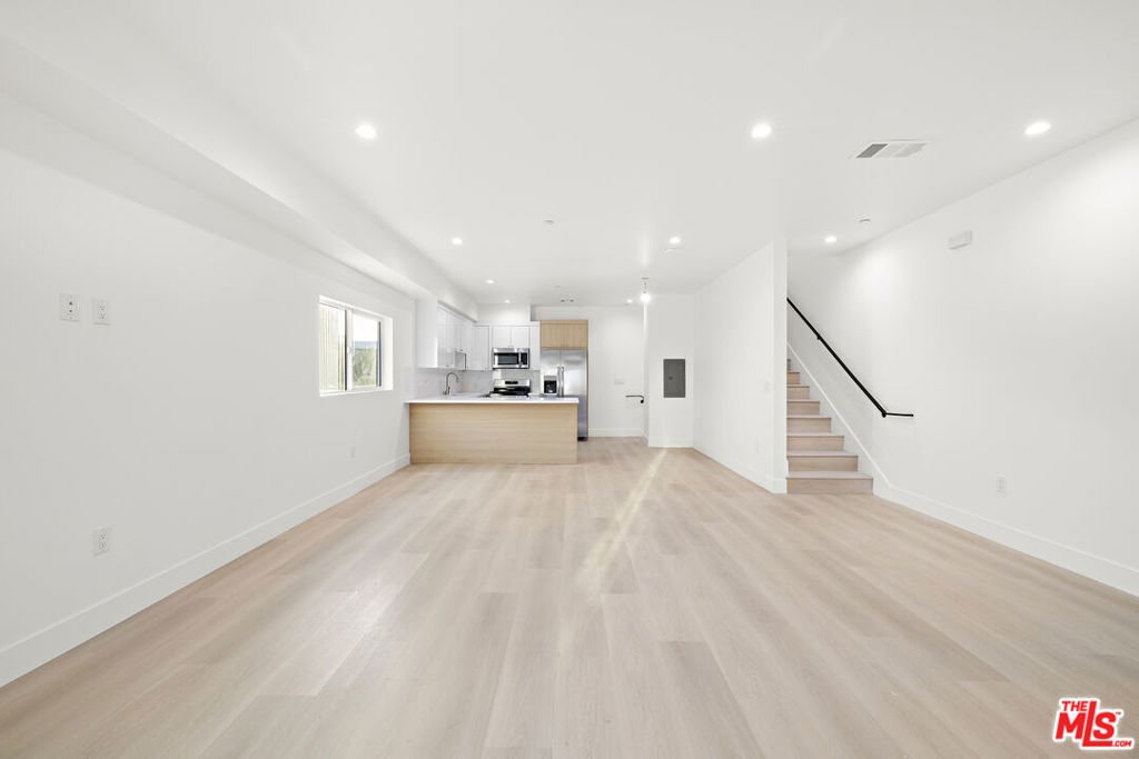 Los Angeles, California, United States 4 - 18407732