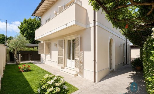 Villa in Vittoria Apuana, Forte dei Marmi, Tuscany 1